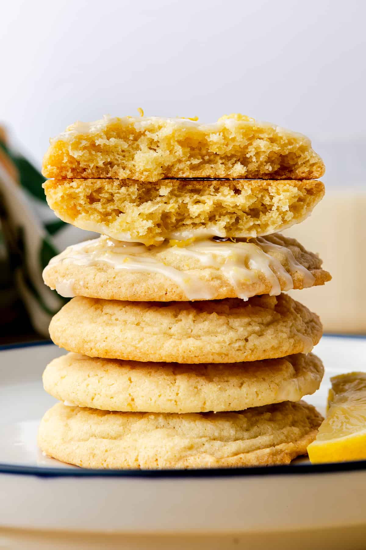 Pile de biscuits au citron avec glaçage.