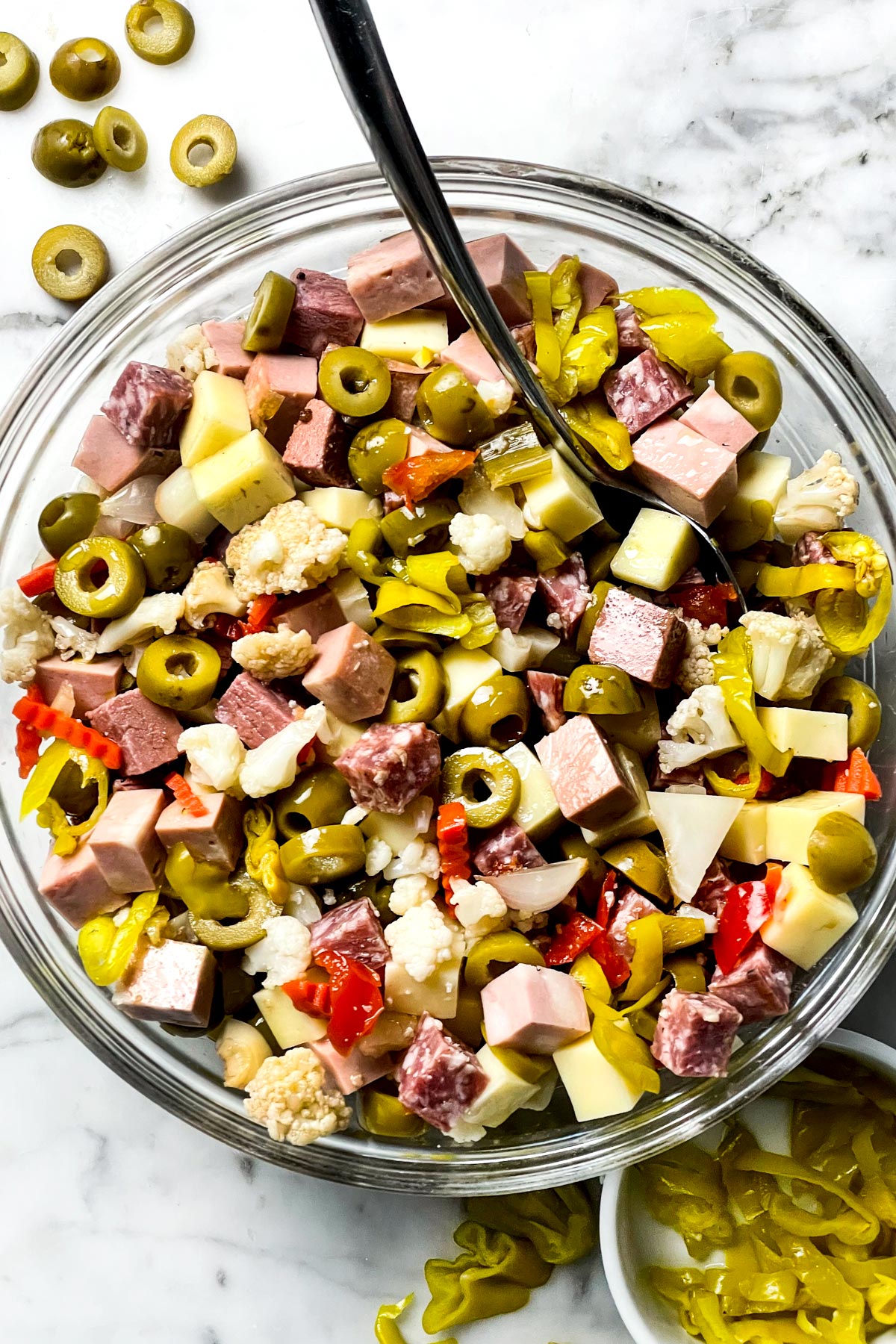 Salade d'antipasto dans un bol foodiecrush.com