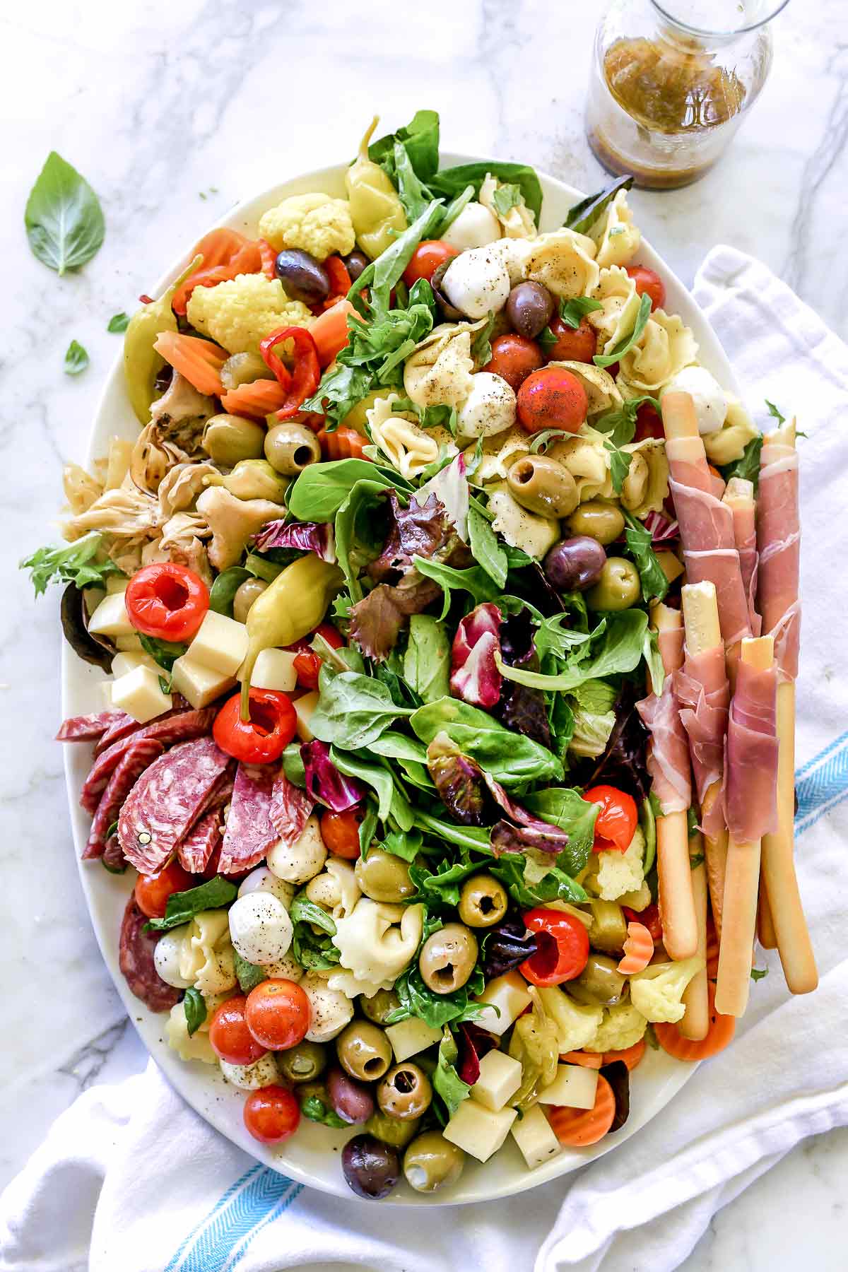 Plateau de salade antipasto | foodiecrush.com #antipasto #salade #plateau #Italien #olives