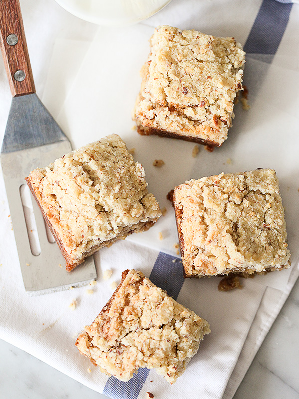 Blondies aux pommes avec streusel à la cannelle et aux amandes