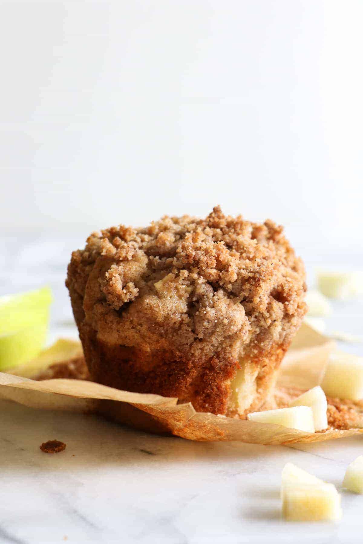 Un seul muffin aux pommes et aux miettes, sans l'emballage.