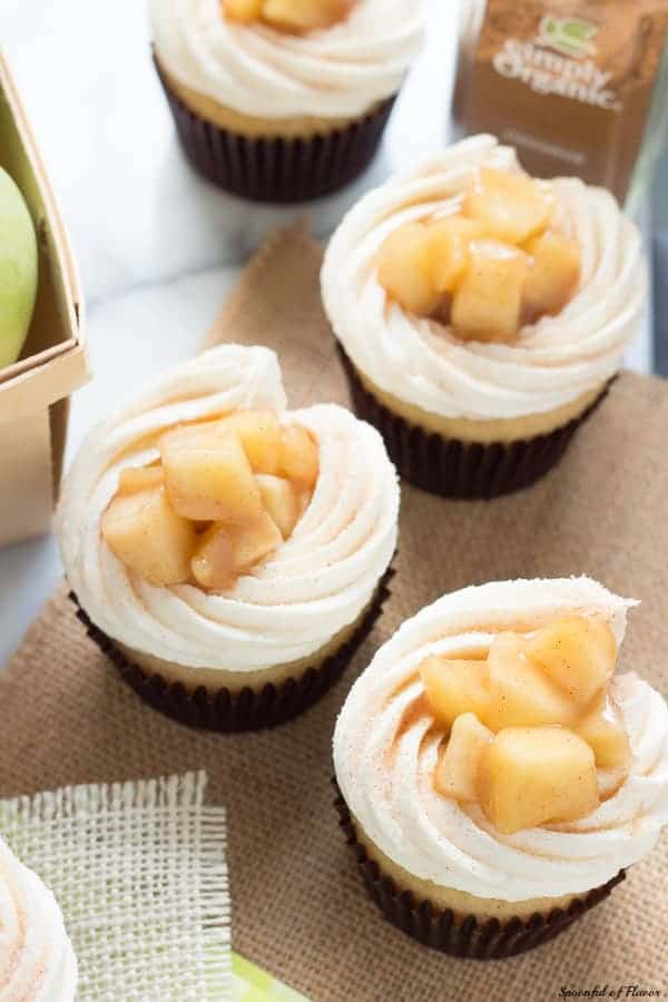 Les cupcakes à la tarte aux pommes avec glaçage à la crème au beurre à la vanille sont crémeux, sucrés et étonnamment faciles ! Les petits gâteaux faits maison n'ont rien à envier aux petits gâteaux à la tarte aux pommes.