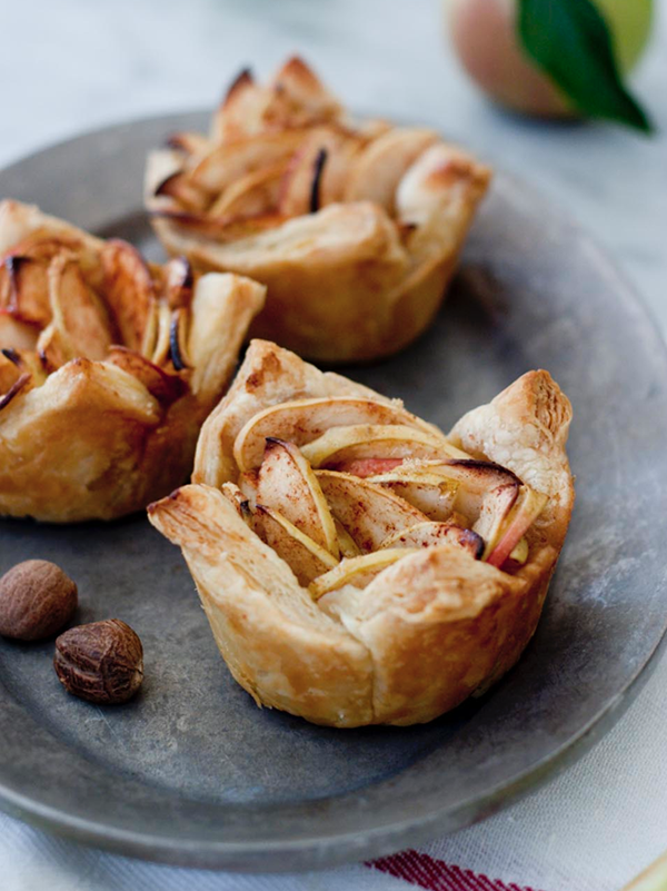 Coupes de tarte aux pommes cuites au four