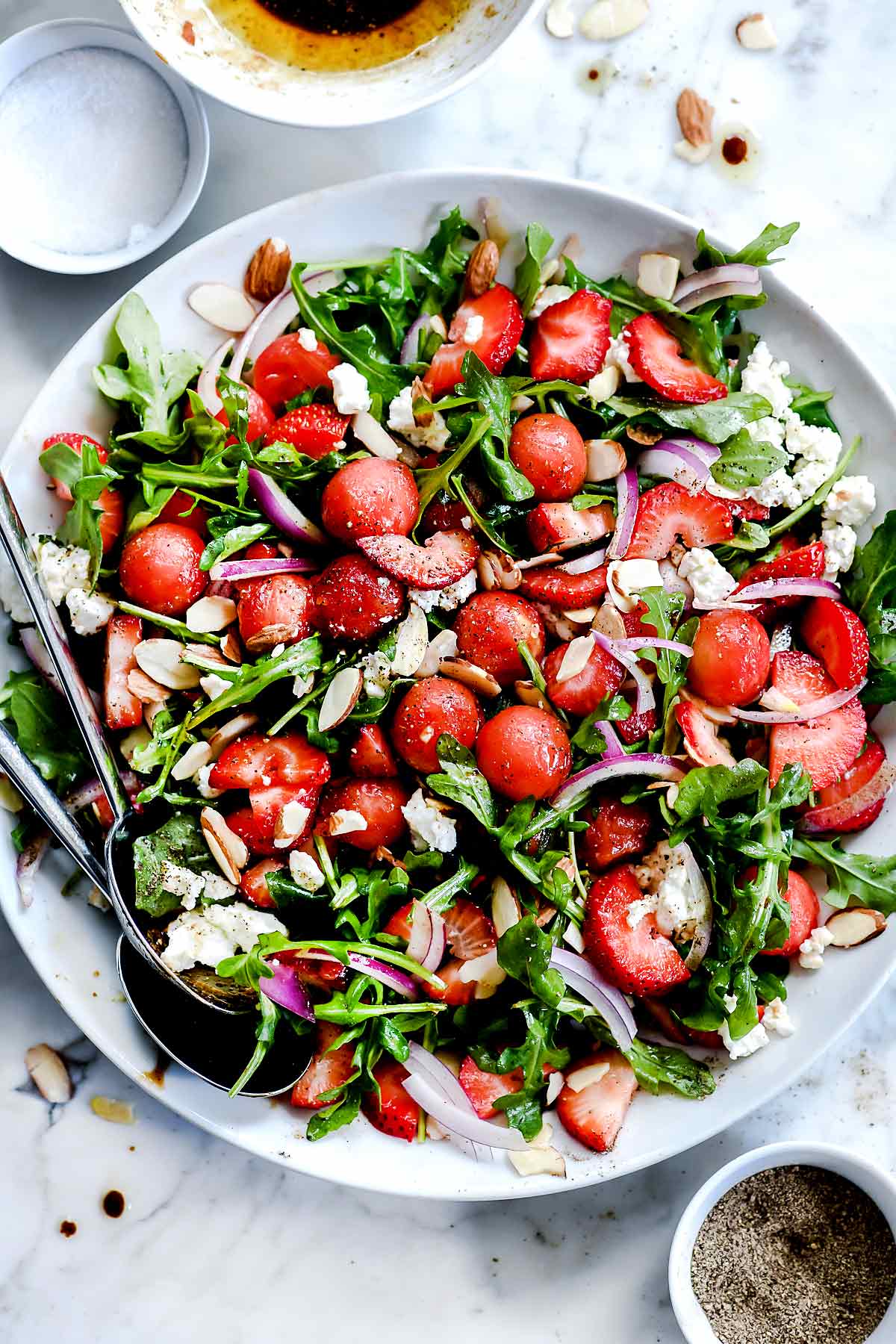 Salade de roquette aux fraises et pastèque avec vinaigrette balsamique #foodiecrush.com #salade #fraise #roquette #printemps #feta