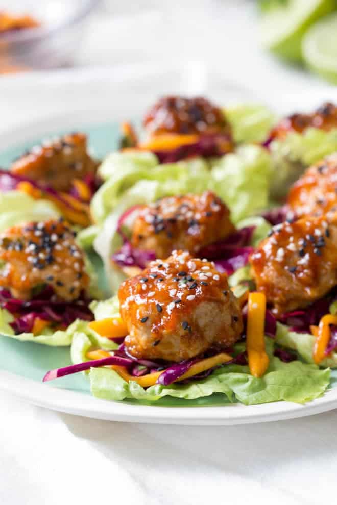 Enveloppez des boulettes de viande de poulet savoureuses et de la salade de mangue fraîche avec de la laitue beurre croquante pour créer ces wraps de laitue aux boulettes de poulet asiatiques et à la salade de mangue ! Savourez-les pour le déjeuner, le dîner ou comme entrée. #poulet #boulettes #dîner #lunch #appetizer #asiatique #santé #recette #mangue