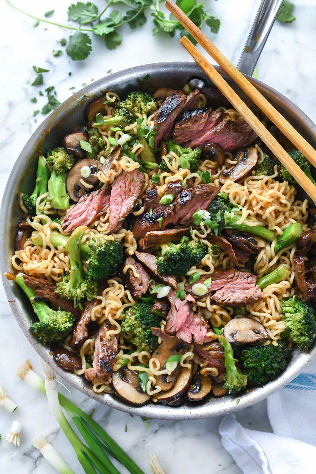 Steak mariné asiatique avec nouilles Ramen | foodiecrush.com #steak #asiatique #marinade #ramen #nouilles #stirfry