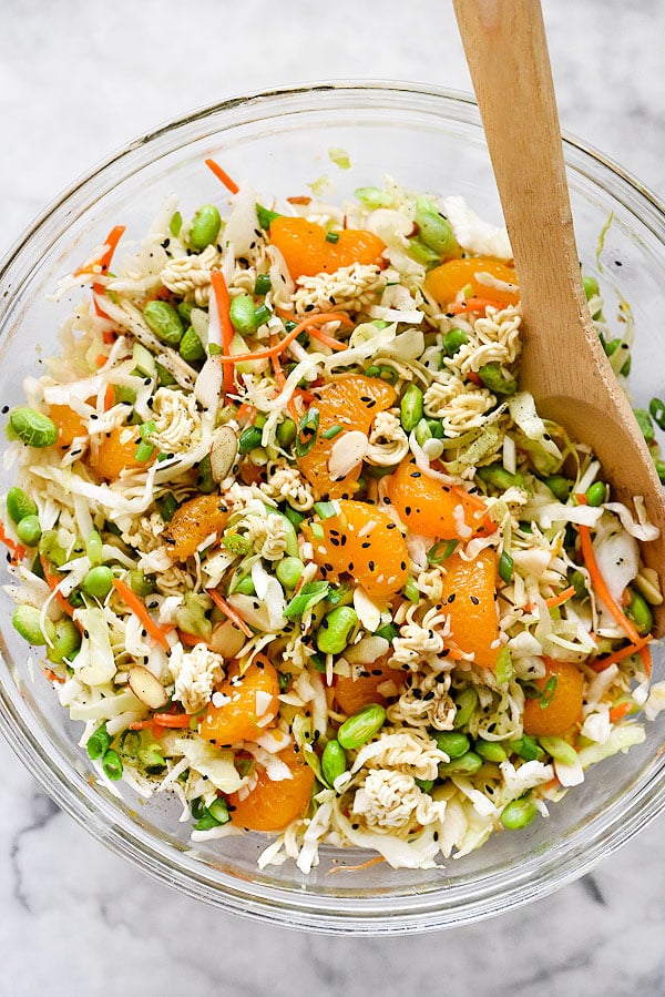 Salade asiatique de nouilles Ramen | foodiecrush.com