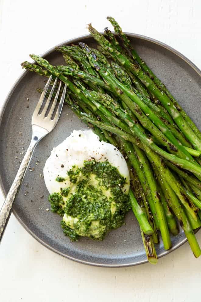 Les asperges au fromage Burrata et au pesto de chou frisé constituent une entrée, un en-cas ou un déjeuner rapide, facile et impressionnant, prêt en moins de 25 minutes ! Le fromage Burrata et le pesto de chou frisé sont servis avec des asperges sautées pour créer un plat riche en nutriments qui se déguste à tout moment de l'année. #Akins #asparagus #burrata #pesto #sidedish #recette saine #recette #printemps