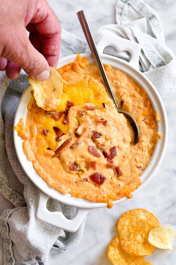 TREMPETTE AU FROMAGE ET À LA BIÈRE ! Bacon Beer Cheese Dip que tout homme ou femme adorera foodiecrush.com #cheese #beer #dip #bacon #football #tailgating