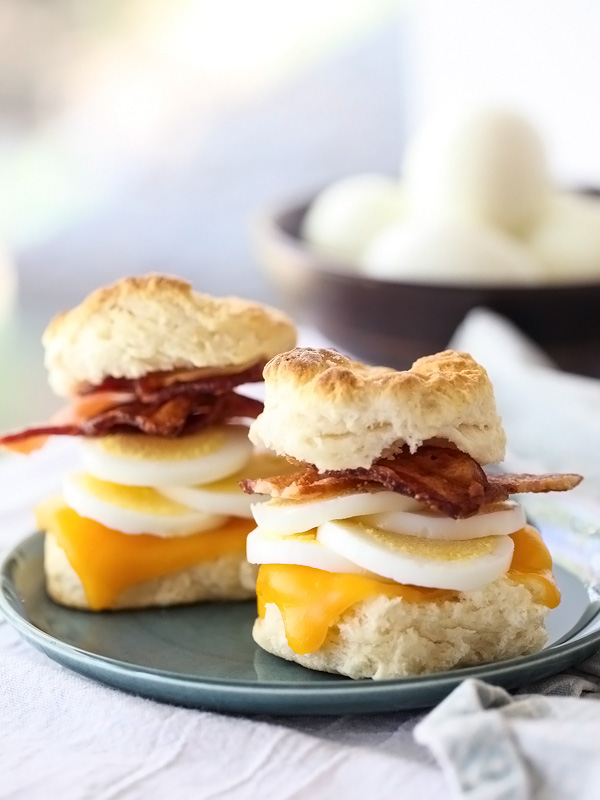 Sandwichs aux biscuits au bacon, aux œufs et au fromage