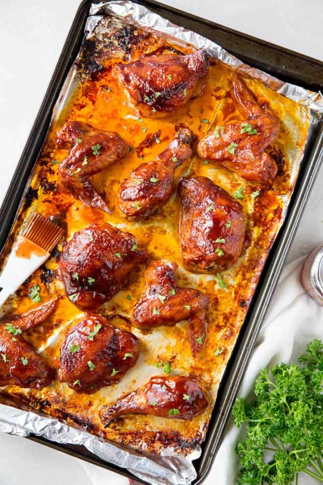 Le poulet bbq cuit au four comprend un assortiment d'ailes, de pilons et de cuisses préparés avec une sauce bbq facile. #bbq #poulet #ailes #cuisse #mambour #dîner #recette #santé