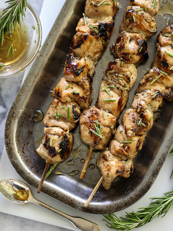 Brochettes de poulet au miel et au balsamique sur foodiecrush.com