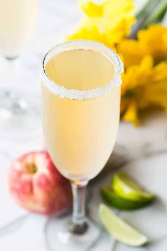 Le cocktail parfait pour le brunch ! Un mélange de bellini et de margarita ! Fabriqué avec du jus de pêche, de la tequila et du champagne !