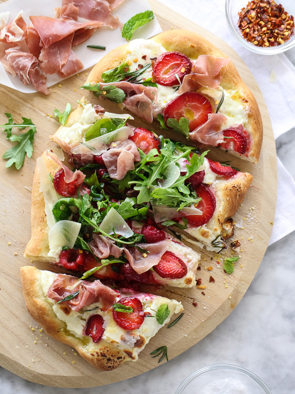 Pizza aux baies, roquette et prosciutto | foodiecrush.com