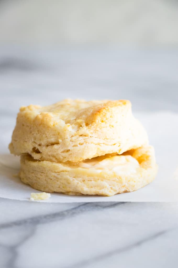 Un biscuit fait maison coupé en deux et empilé, avec du beurre qui coule au milieu.