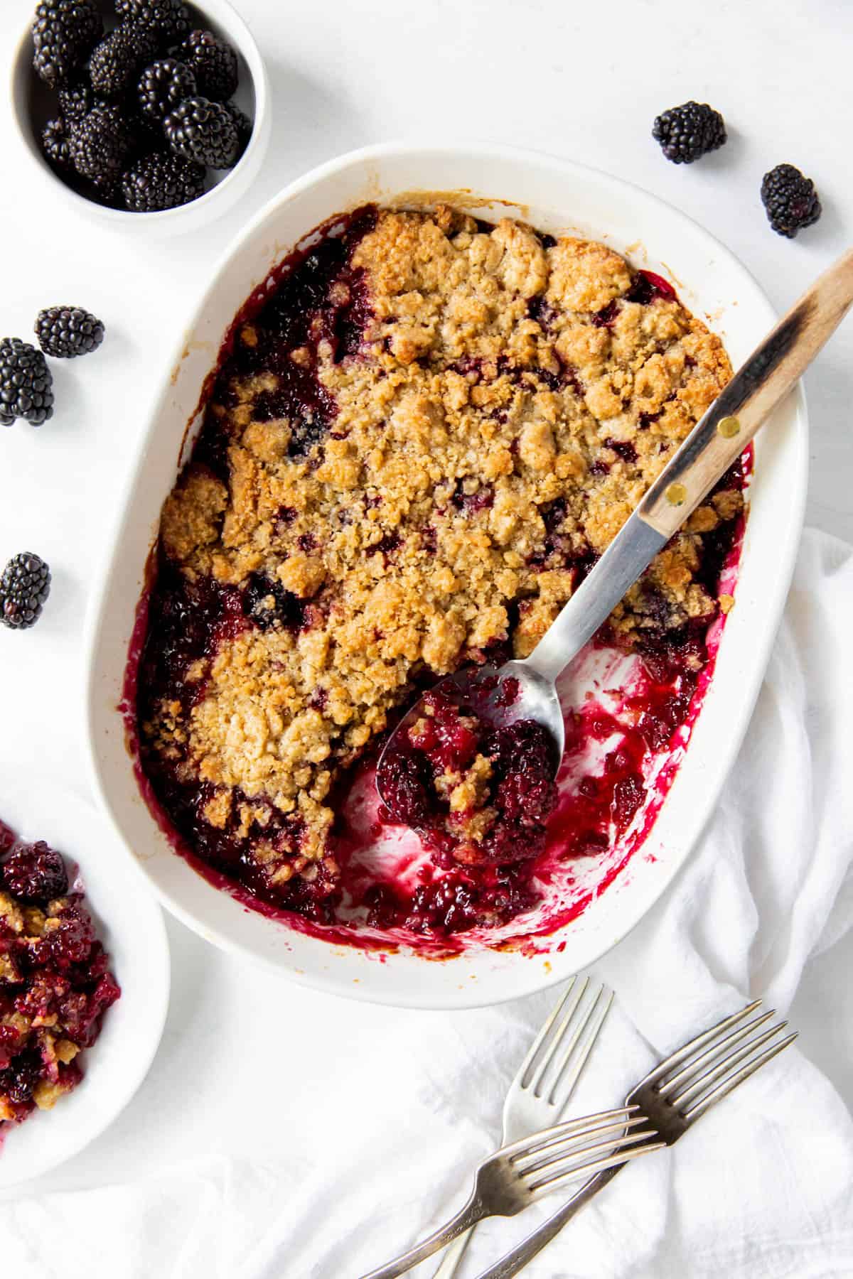 cobbler aux mûres cuit au four dans un plat de cuisson blanc