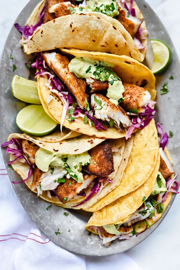 Tacos de poisson noirci avec sauce crémeuse à l'avocat | foodiecrush.com