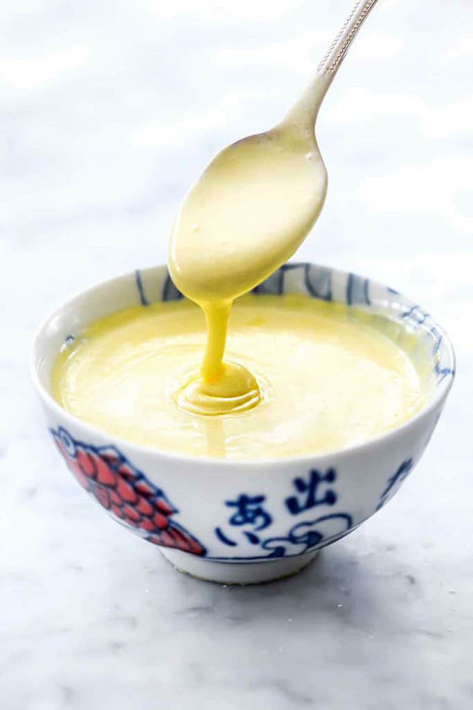 Hollandaise facile au mixeur en 3 minutes foodiecrush.com #hollandaise #blender #sauce #recipes