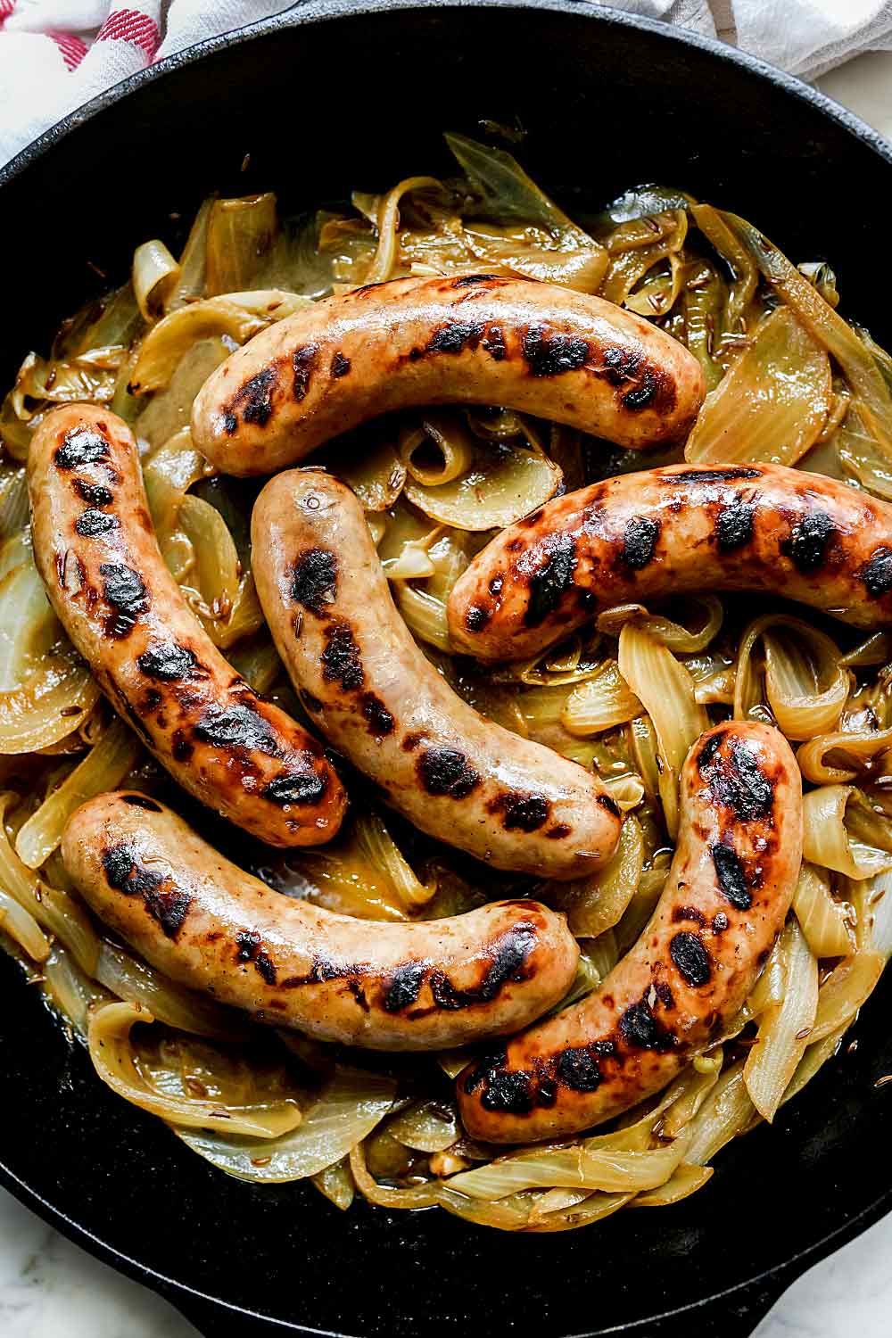 Bratwurst à la bière et aux oignons | foodiecrush.com