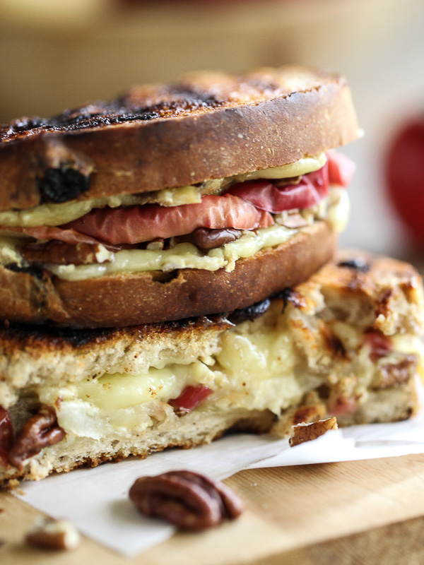 Panini au brie, aux pommes et aux noix de pécan, le sandwich d'automne par excellence | FoodieCrush.com 028