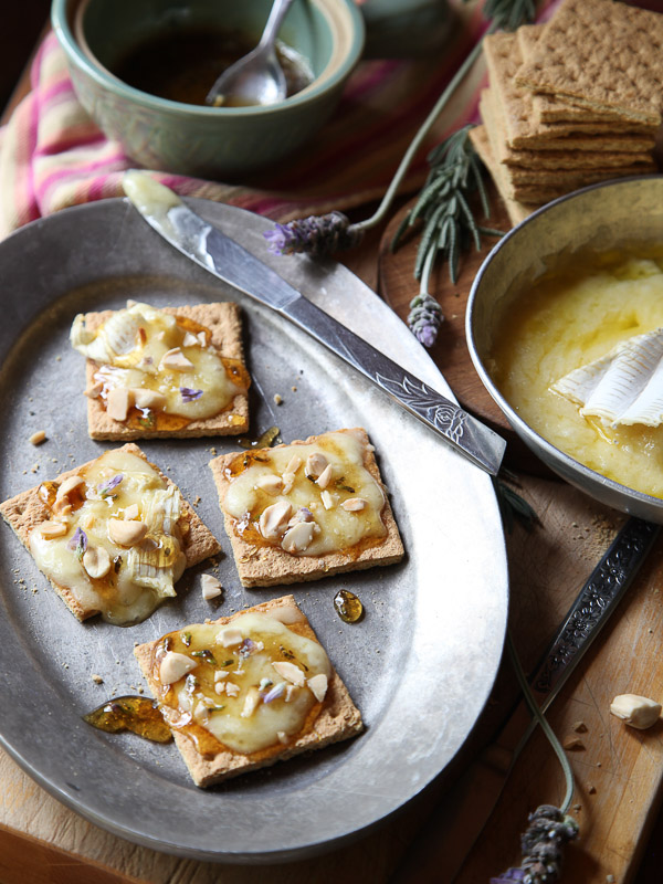 Crostini au brie et aux biscuits Graham avec miel de lavande | FoodieCrush.com