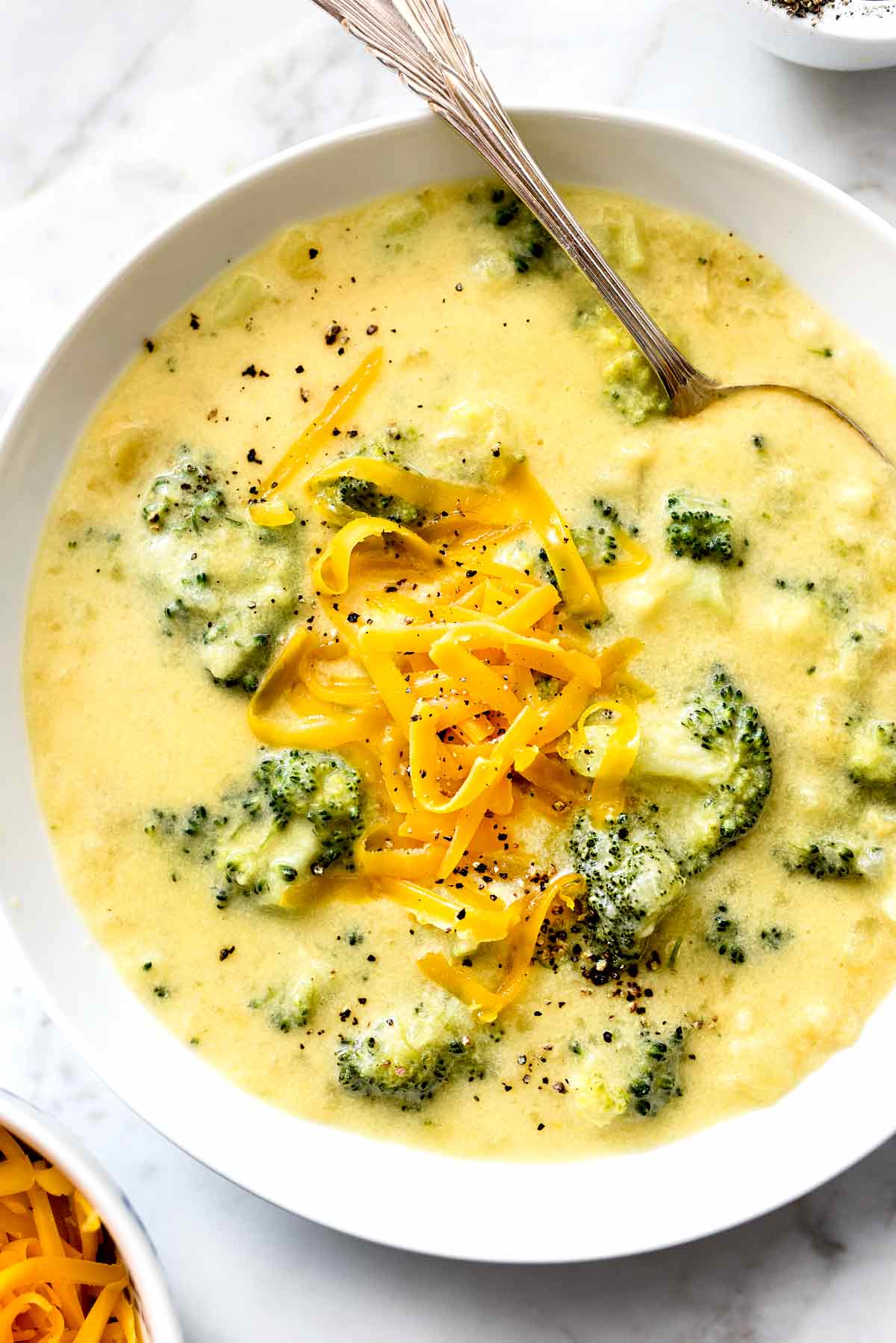 Soupe au brocoli et au cheddar Recette dans un bol foodiecrush.com #soup #broccoli #cheddar #soup