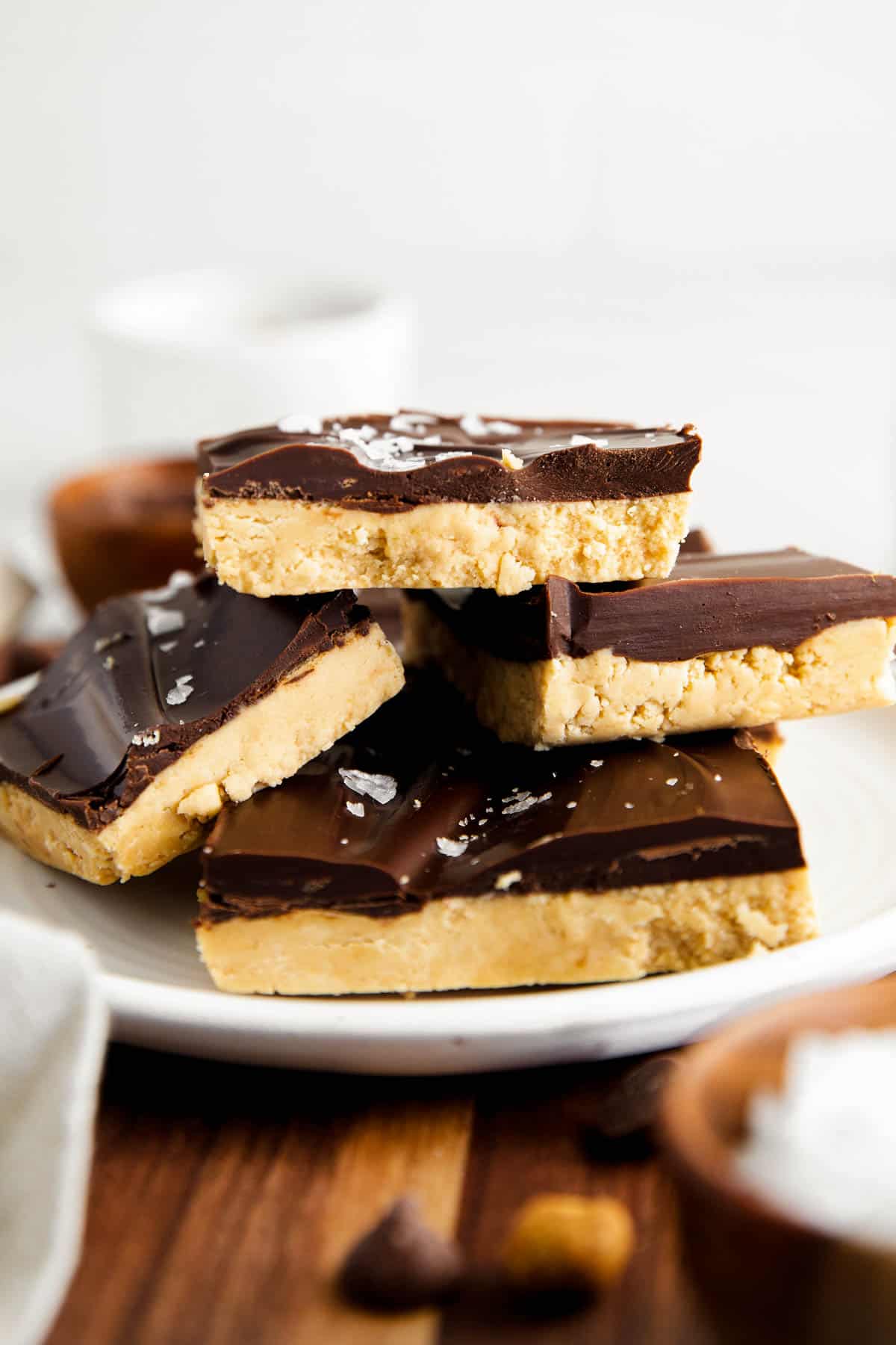 une pile de quatre buckeye bars sur une assiette blanche