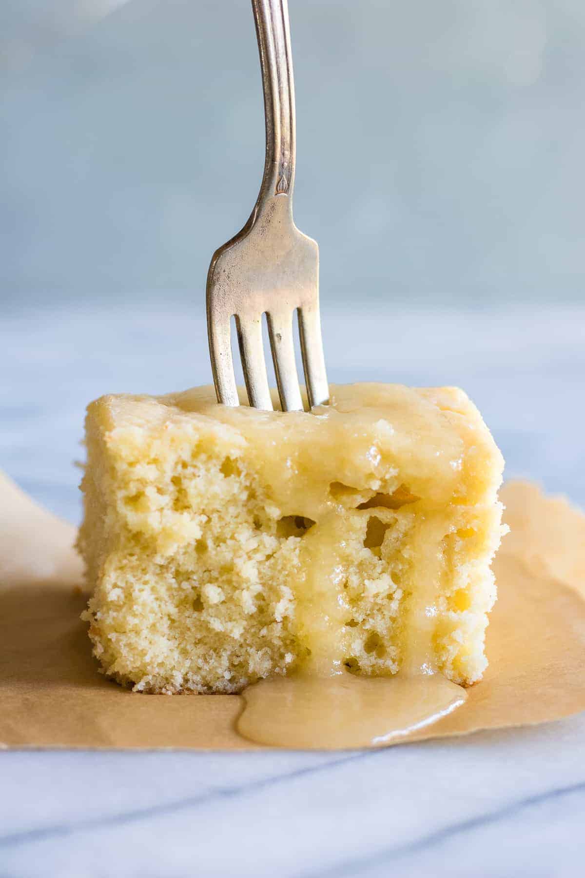 Feuille de gâteau au rhum et au beurre. Ce gâteau jaune maison, léger et moelleux, contient du rhum et est nappé d'une sauce au rhum et au beurre. Même si ce gâteau est de taille réduite, il n'en a pas moins toute sa saveur !