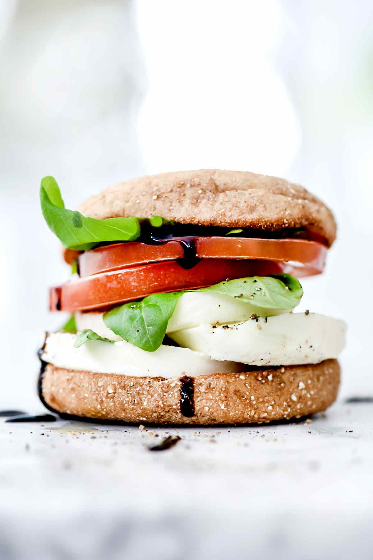 Sandwichs déjeuner Caprese sains | foodiecrush.com #sain #breakfast #sandwich #caprese #englishmuffin