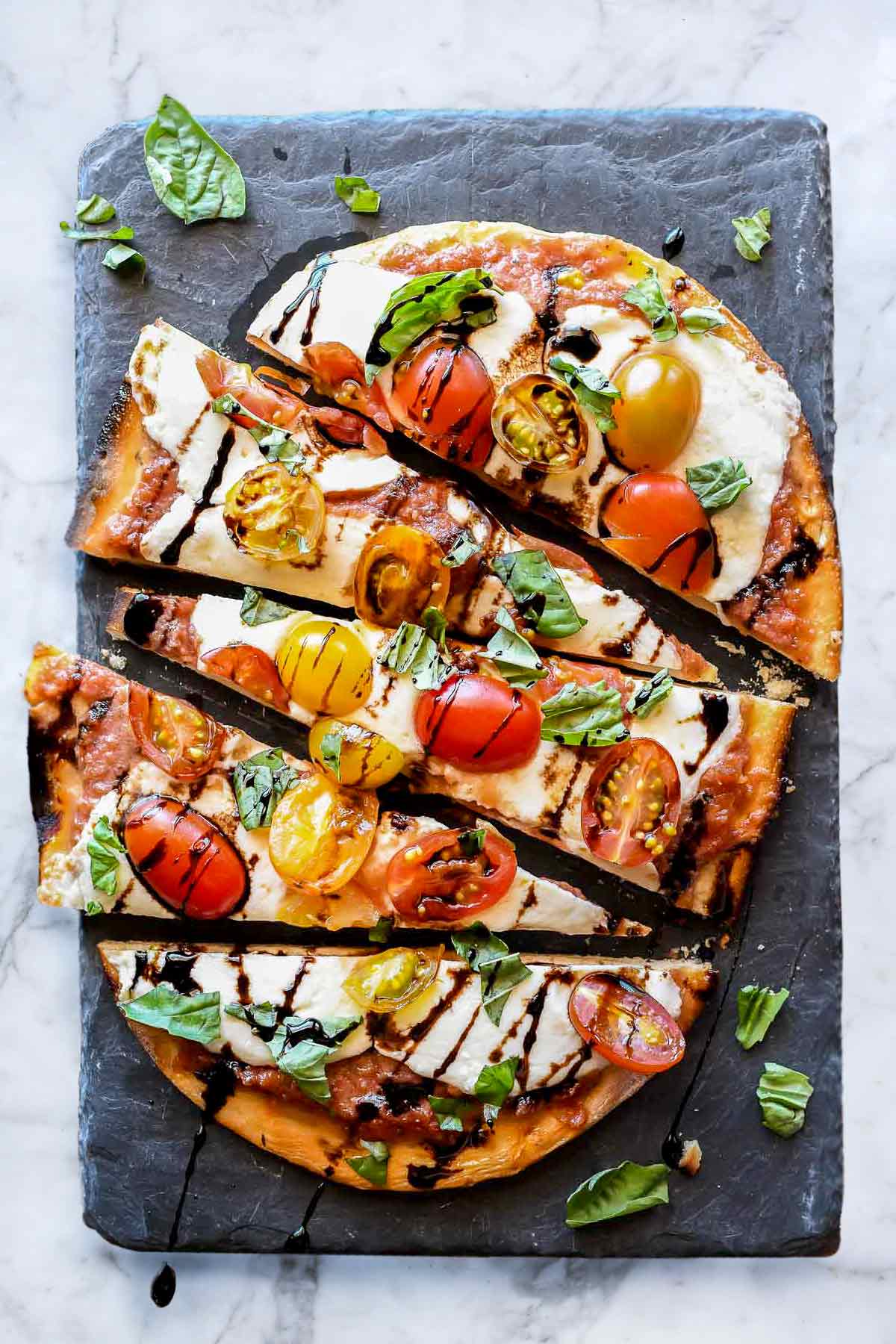 Pain plat à la mozzarella et aux tomates Caprese | foodiecrush.com #pizza #tomate #mozzarella #appertisant #recettes #dîner