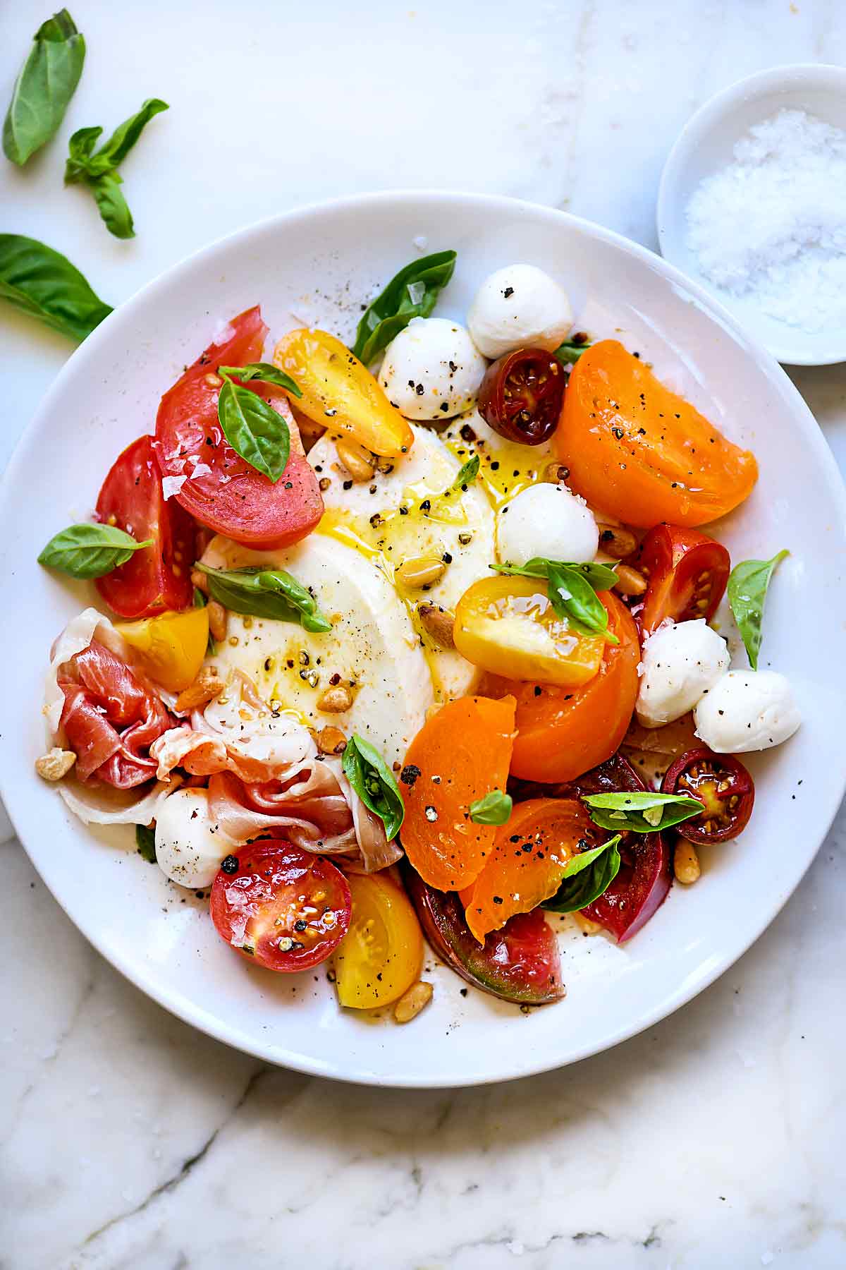 Salade Caprese aux tomates anciennes | foodiecrush.com #caprese #salade #tomates anciennes #basilic #recettes
