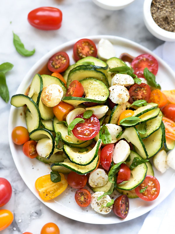 Salade de courgettes caprese inspirée | foodeicrush.com