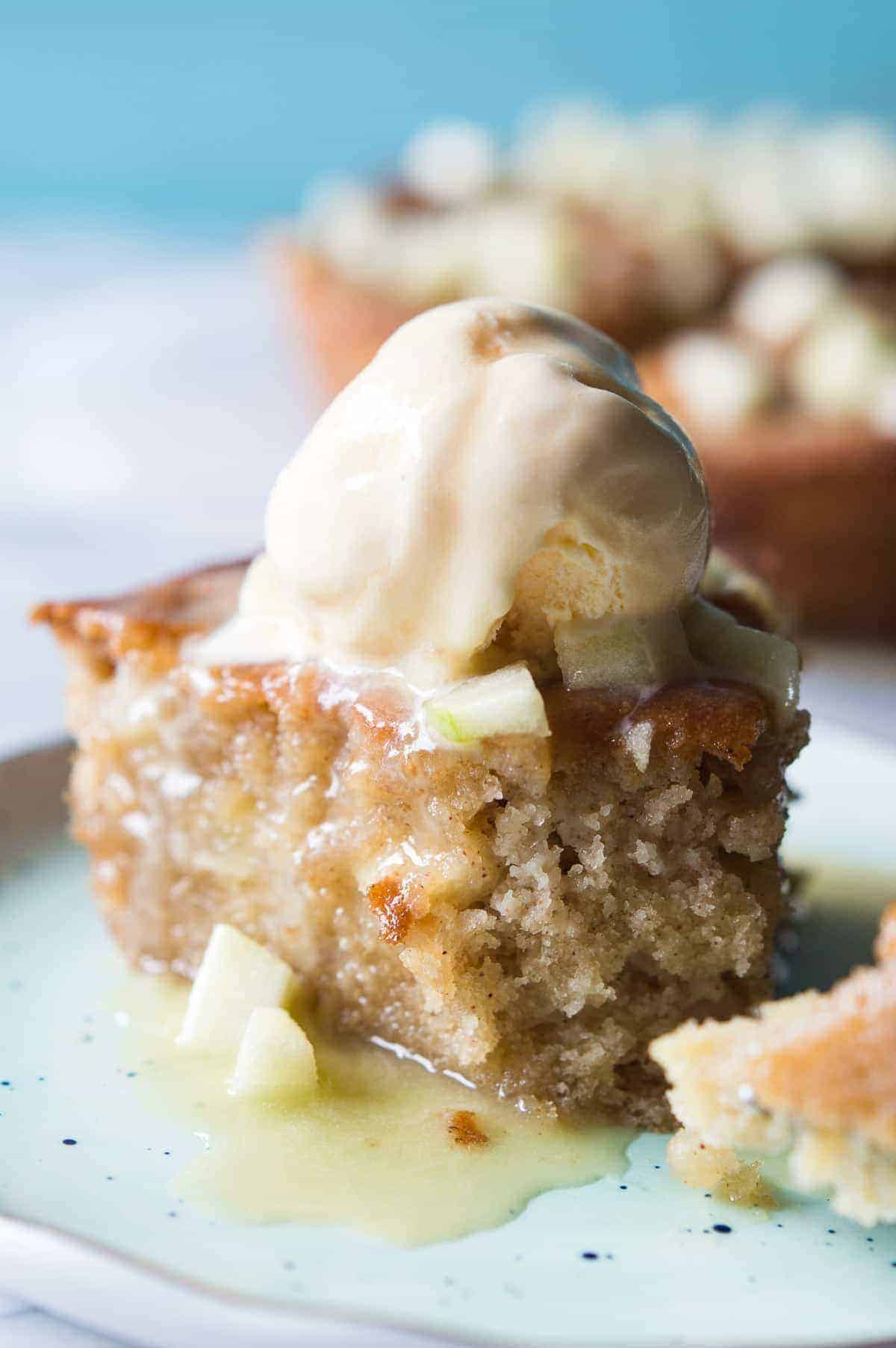 Le Skillet cake au caramel et aux pommes est rempli de morceaux de pommes, arrosé d'un glaçage au caramel fait maison, et est parfait pour les pâtisseries d'automne !