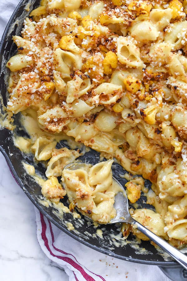 Les macaronis au chou-fleur et au fromage à la poêle apportent un peu de santé au plat réconfortant préféré de tous | foodiecrush.com