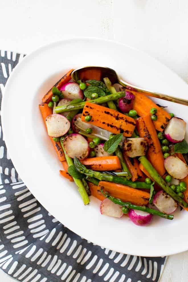 Les légumes de printemps grillés avec une vinaigrette de carottes aux herbes est un plat simple, facile et délicieux ! #spring #vegetables #sidedish #carrottop #dressing #recipe