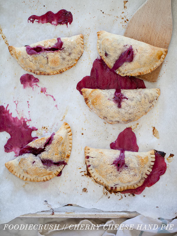 Tartes à la main au fromage et à la cerise de FoodieCrush.com