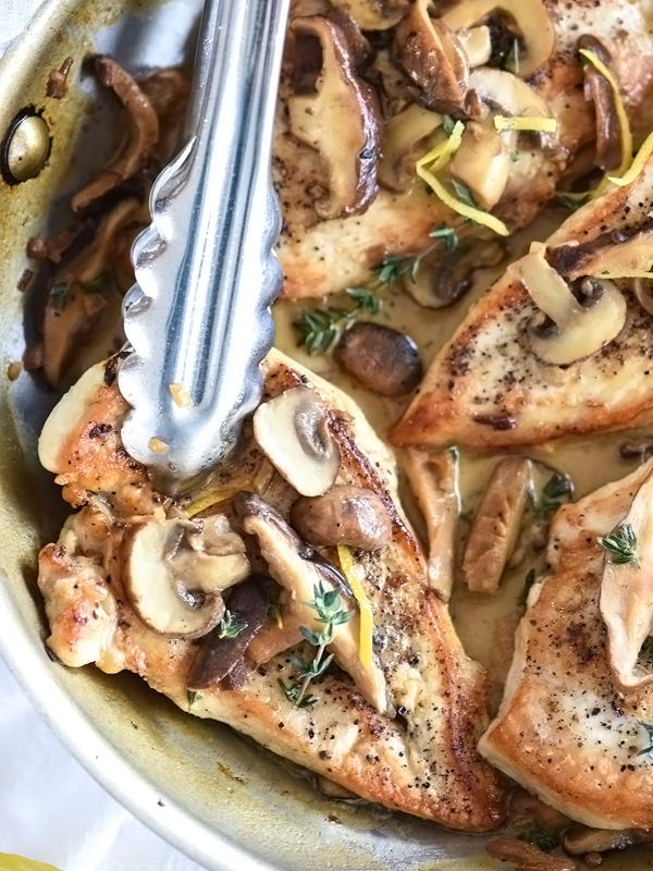 Poitrines de poulet avec sauce crémeuse aux champignons | foodiecrush.com