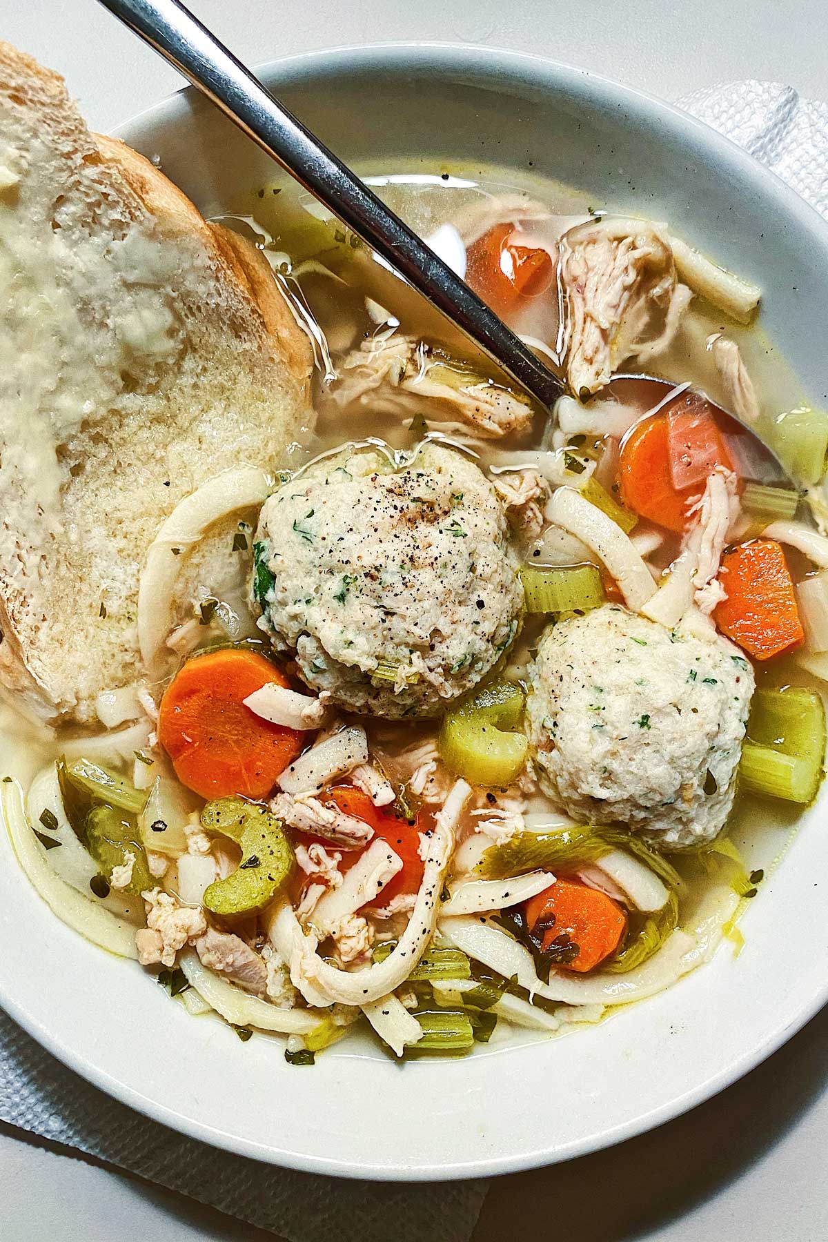 Soupe au poulet et aux boulettes de matzo foodiecrush.com