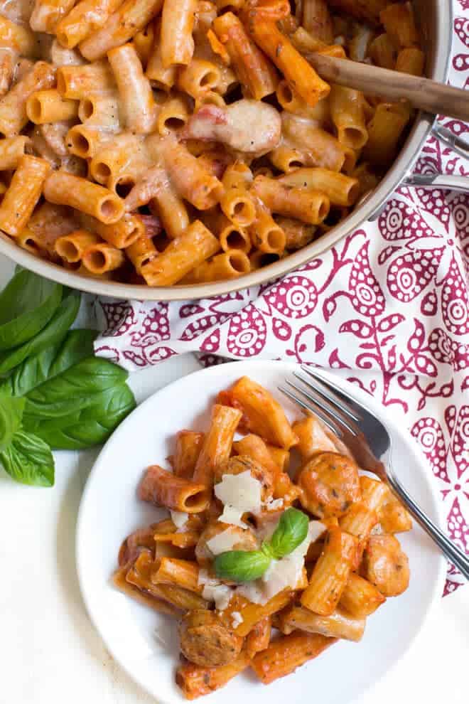 La poêle de pâtes Rigatoni au poulet est prête en moins de 30 minutes et cuit dans une seule casserole pour faciliter le nettoyage ! Les enfants et les adultes adoreront ce repas simple composé de saucisses de poulet, de rigatoni, de sauce pour pâtes, de fromage et plus encore.