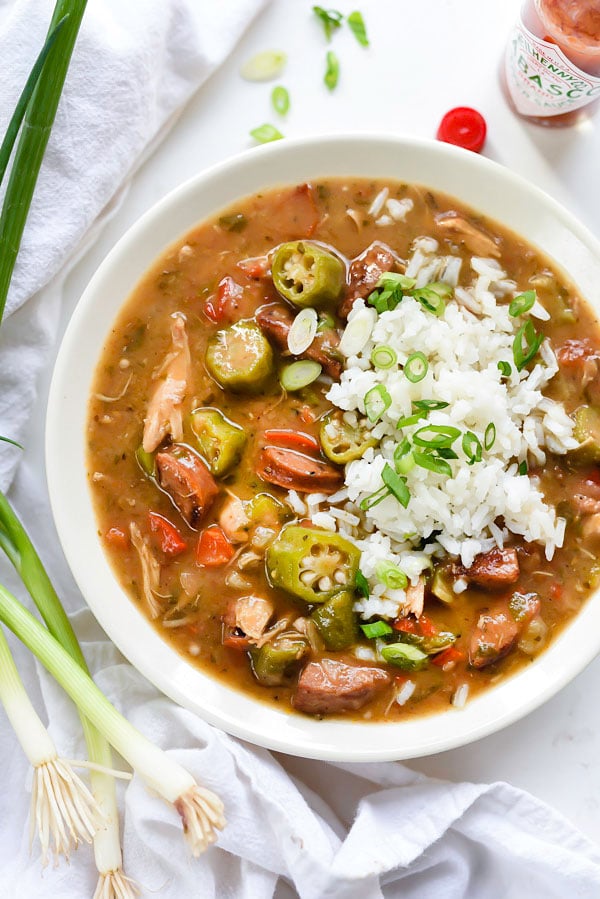 Recette de gumbo au poulet, au crabe et à l'andouille | foodiecrush.com