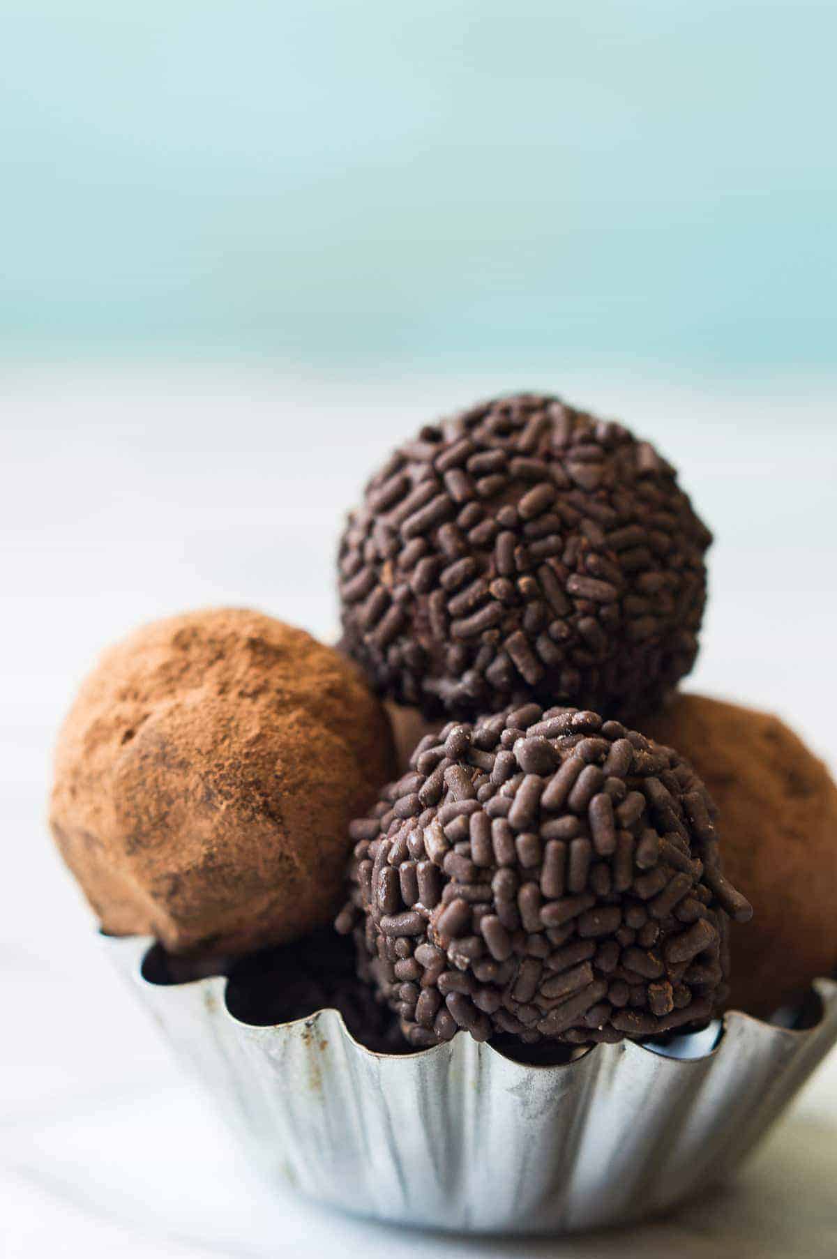 Savourez le goût du chocolat et du bourbon dans ces truffes crémeuses et onctueuses au chocolat et au bourbon !