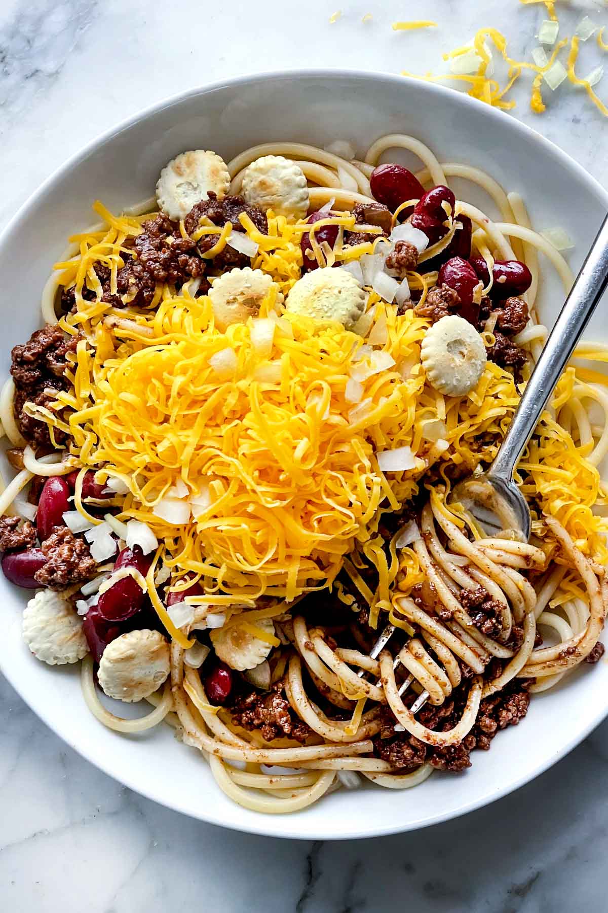 Cincinnati Chili avec des spaghettis dans un bol avec des ingrédients foodiecrush.com