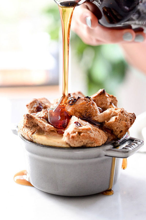 Coupes de pain doré cuites à la cannelle et aux raisins secs | foodiecrush.com