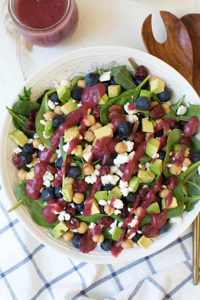 Combinez les saveurs les plus fraîches pour créer cette salade de canneberges, de bleuets et de fromage de chèvre avec vinaigrette aux canneberges. Mettez-la dans un pot Mason pour l'emporter ou servez-la dans un grand bol pour une foule. Cette salade bourrée d'antioxydants plaira à tout le monde ! #salade #recipe #cranberry