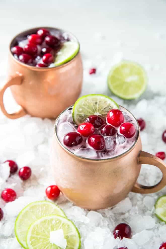 Préparez un Moscow Mule aux canneberges et servez ce cocktail festif lors de votre prochain dîner ou de la célébration des fêtes de fin d'année ! #cranberry #moscow #mule #drink #recipe