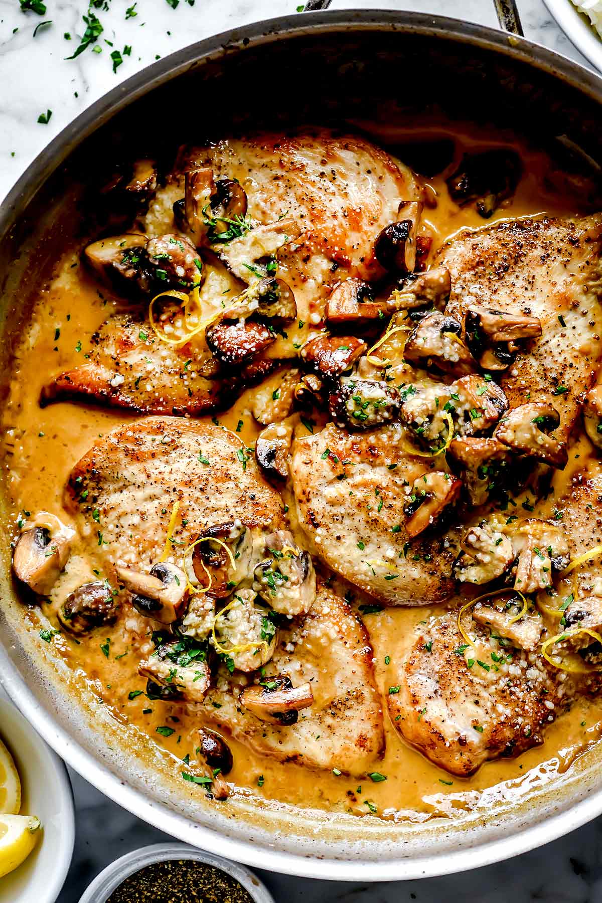 Poitrines de poulet au citron crémeux avec champignons foodiecrush.com