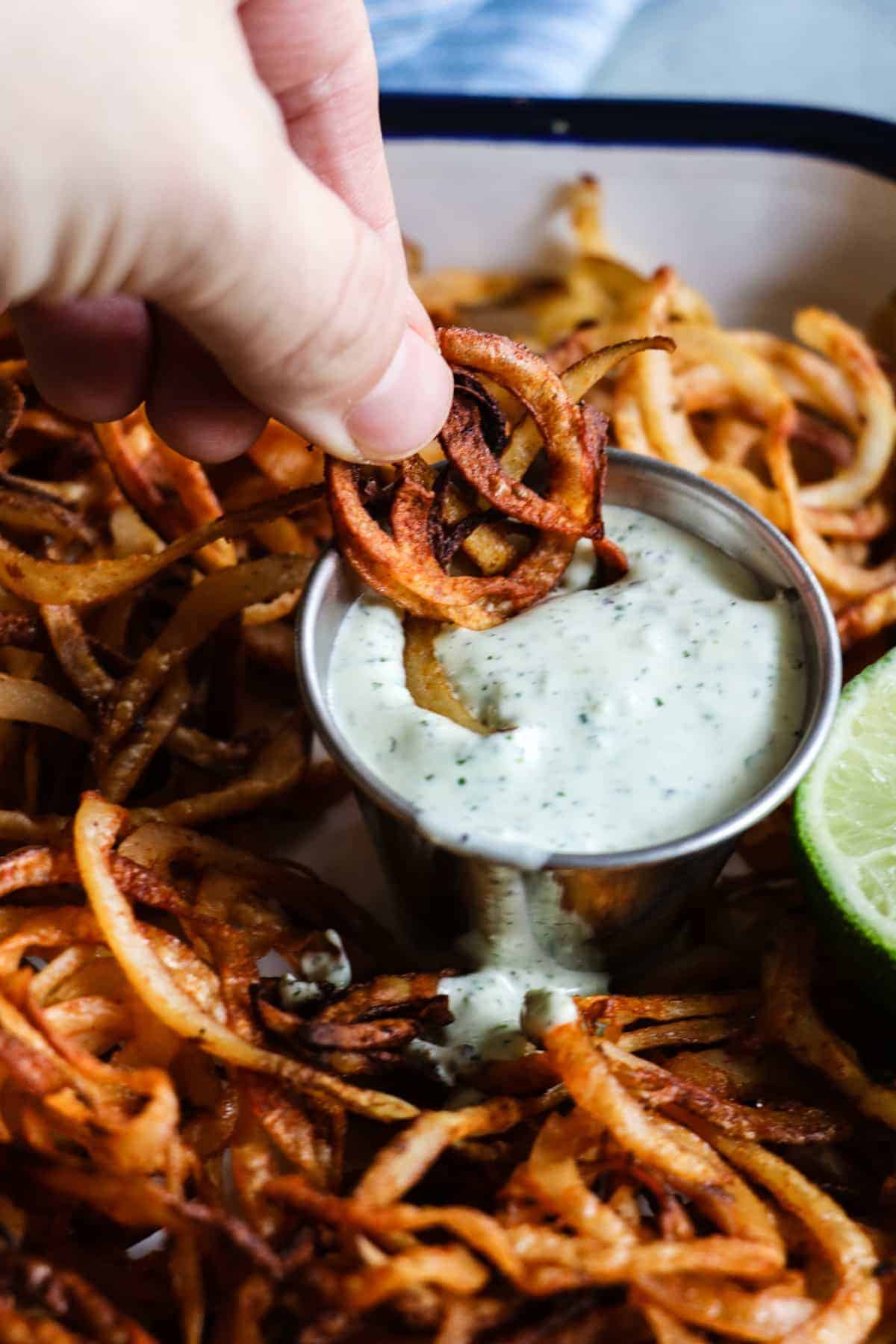 Frites croustillantes faites maison, assaisonnées de poudre de chili et relevées d'une dose de citron vert. Parfaites pour accompagner un plat mexicain ou simplement pour grignoter !