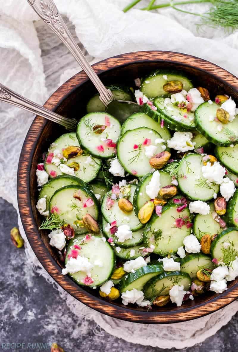 Dites bonjour à votre nouvelle salade rafraîchissante préférée : la salade de concombres, d'aneth, de feta et de pistaches. Les concombres croquants, l'aneth frais, la feta salée et les pistaches croquantes sont la combinaison parfaite de saveurs !