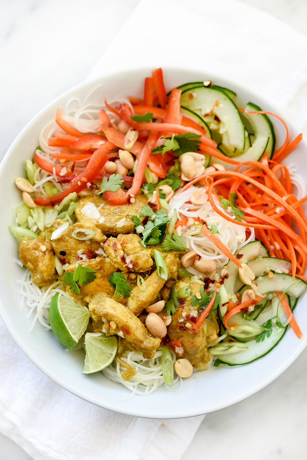 Salade de poulet au curry et nouilles de riz vietnamiennes | foodiecrush.com