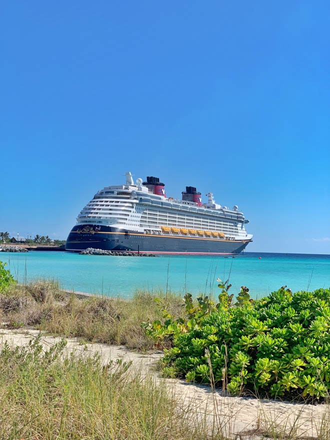 Le bateau de croisière Disney Dream accoste à Castaway Cay.